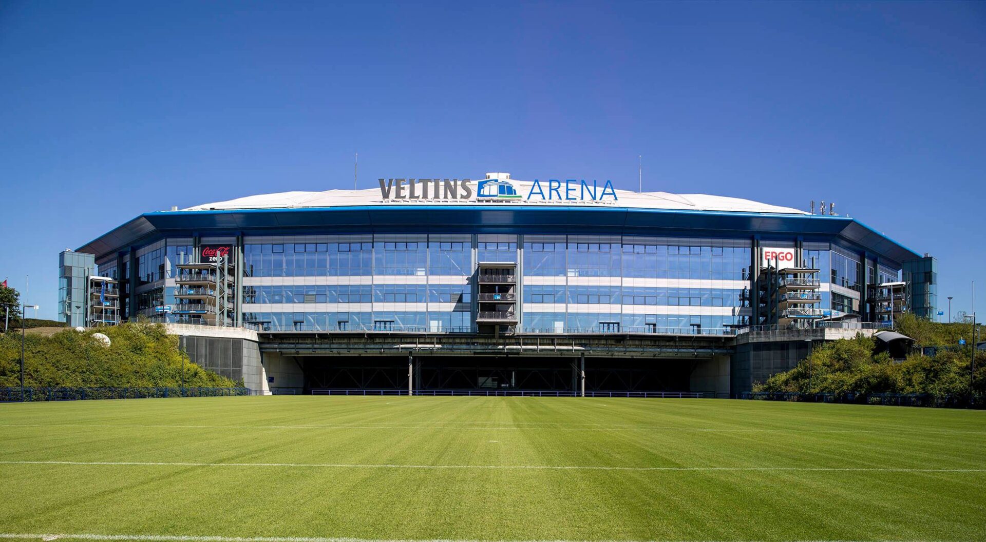 Außenansicht der Veltins Arena an der Südkurve.